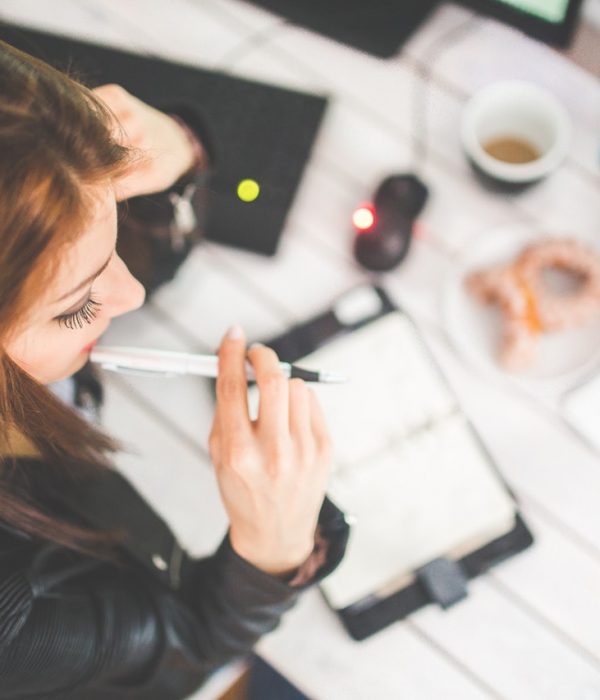 woman-hand-desk-office